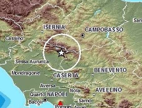 Terremoto al Centrosud, magnitudo 4.9. Gente per le strade a Napoli, tanta paura