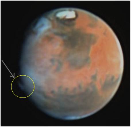 Nel cerchio giallo le misteriose nubi osservate su Marte (fonte: JPL/NASA/STScI)