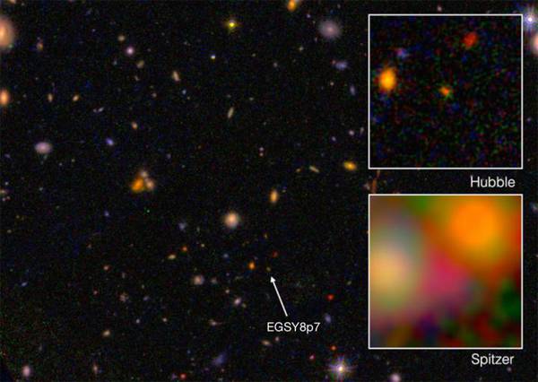 La galassia più antica mai osservata, EGS8p7, vista dai telescopi spaziali Hubble (nel riquadro in alto) e Spitzer (riquadro in basso) (fonte: I. Labbé, Leiden University; NASA/ESA/JPL-Caltech)