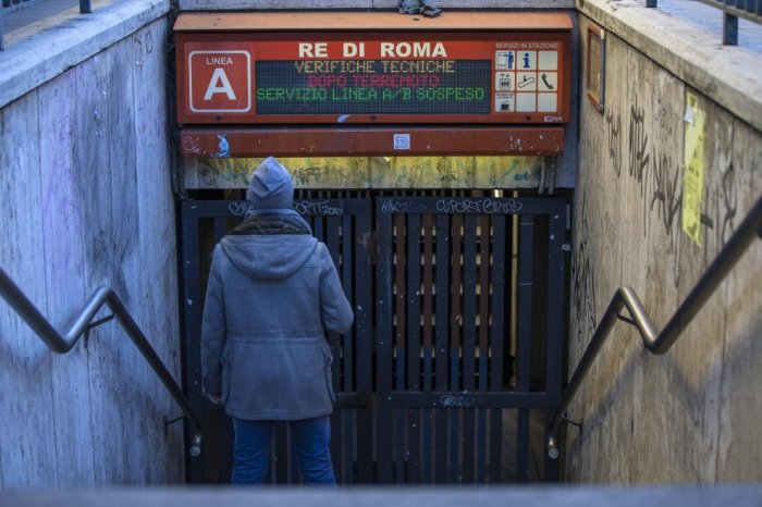 La metro A di piazza Re di Roma chiusa per verifiche (ansa)